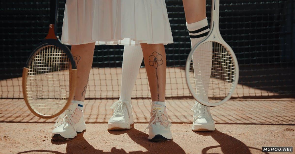 两个人在网球场腿部纹身特写4k高清CC0视频素材