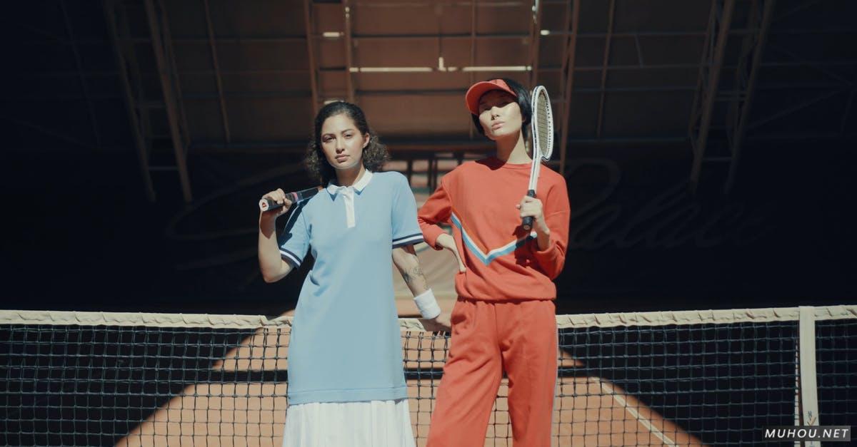 两个女人在网球场摆pose 4k高清CC0视频素材