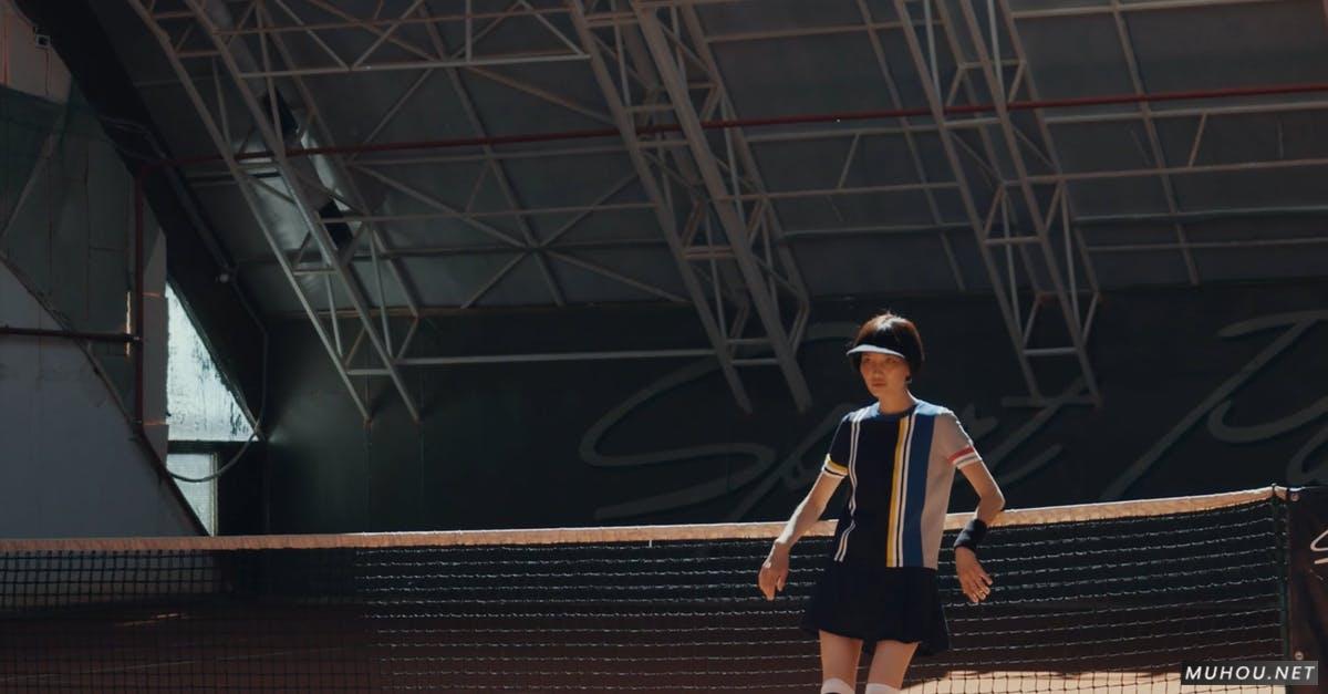 一个人靠在网球网上4k竖屏高清CC0视频素材
