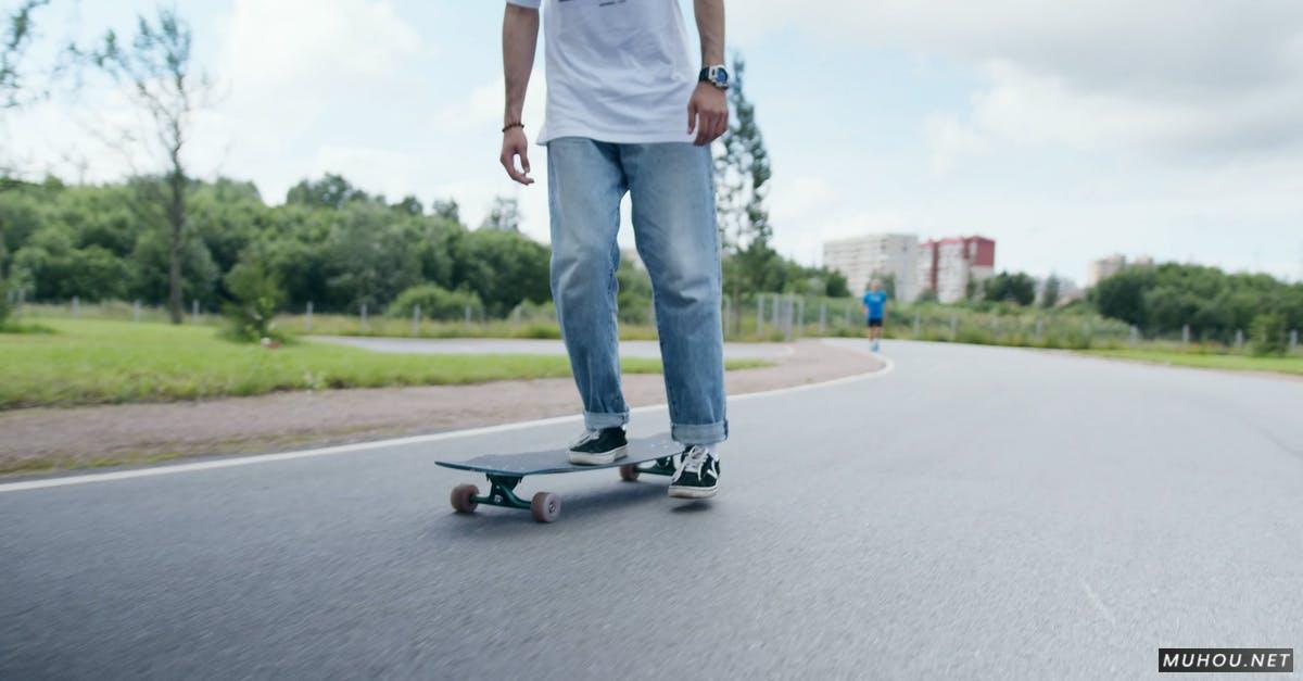 男人在公园玩滑板活动4k高清CC0视频素材