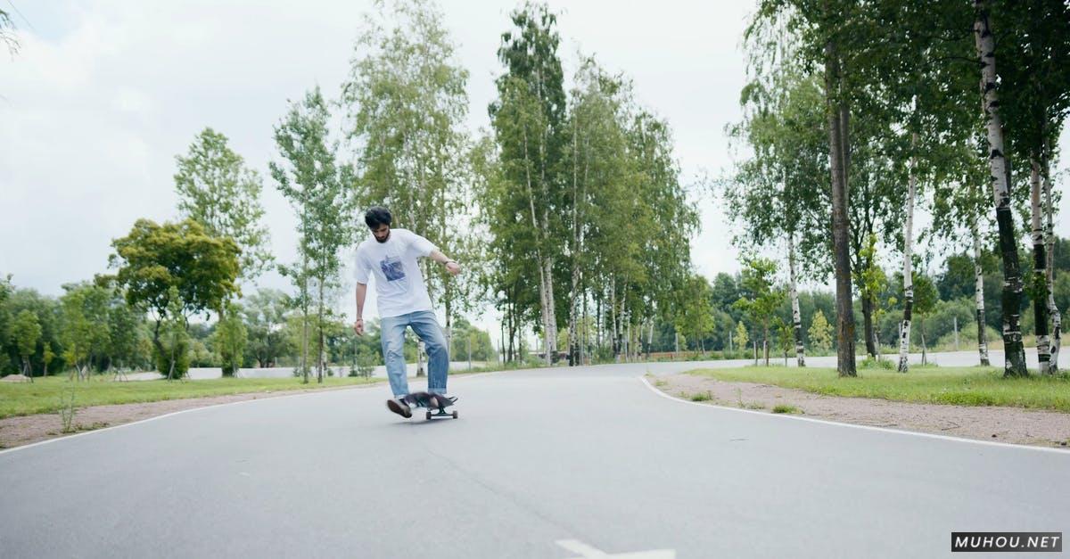 男人在道路上滑板全景4K视频下载插图