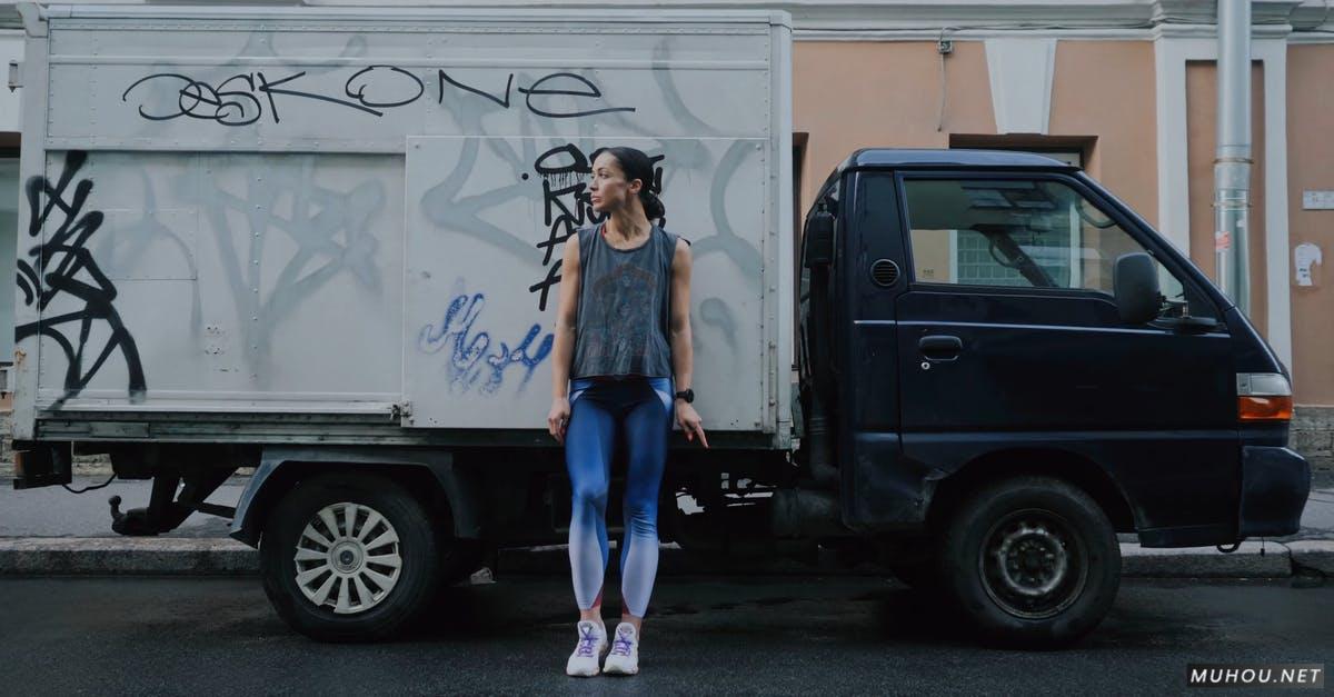 涂鸦卡车前的女人运动4K视频下载插图