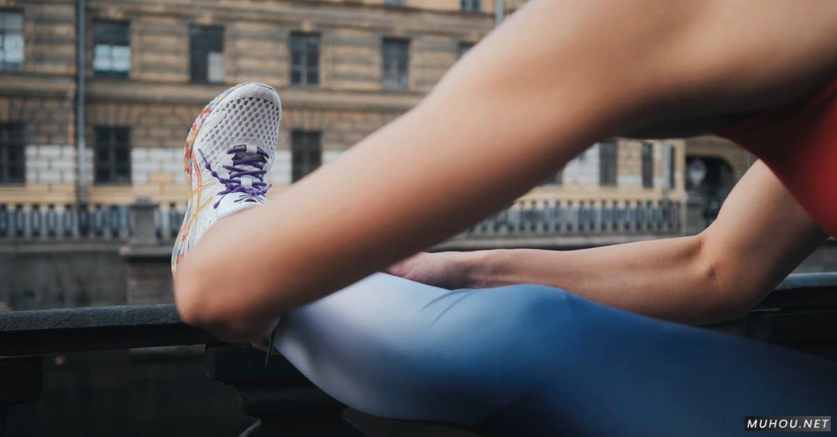 女人健身压腿跑步准备4k视频下载插图