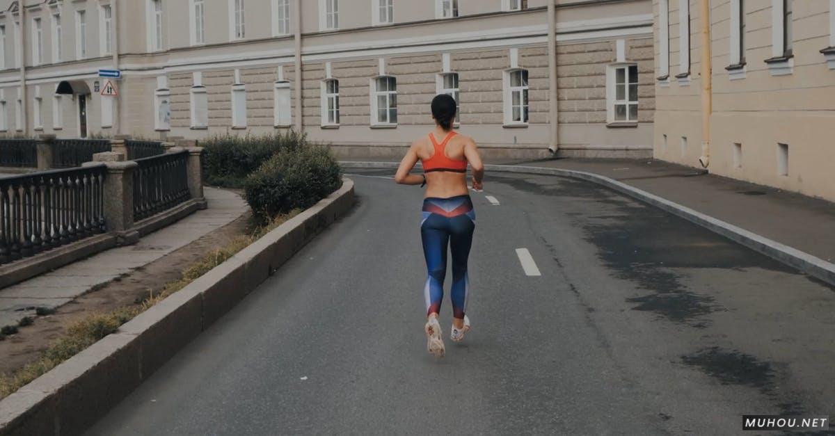 女人在城市跑步背影4K视频下载插图