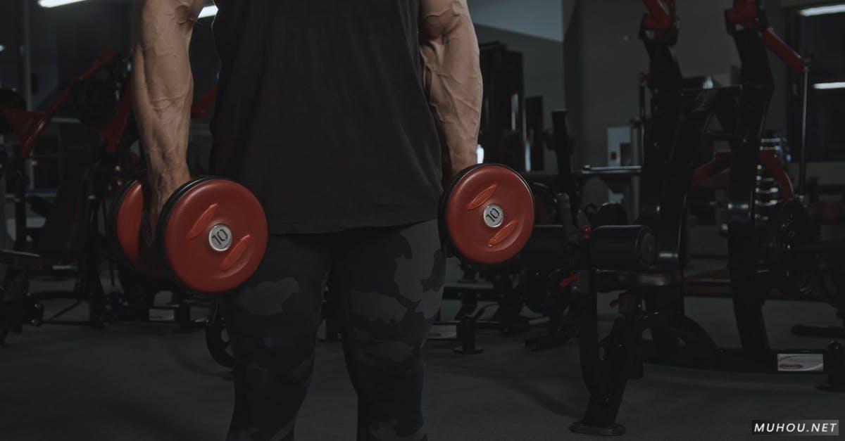拿着10磅哑铃的举重男人4K视频下载插图