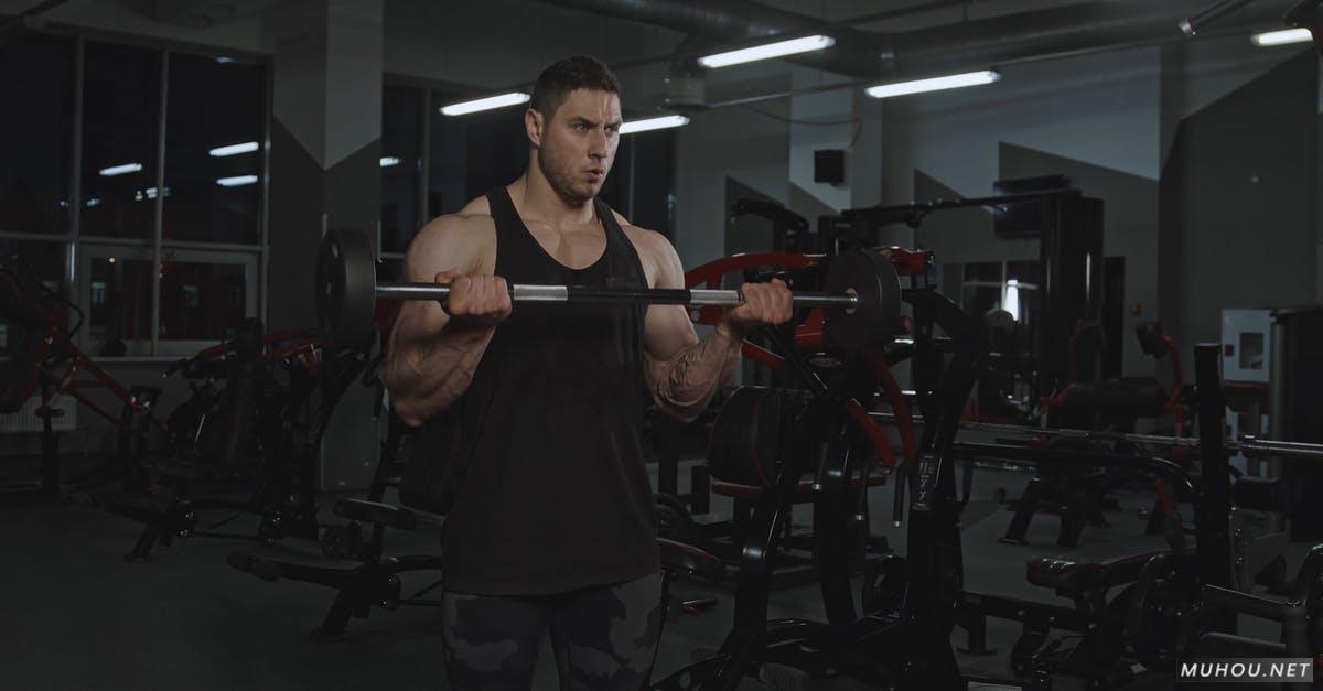 外国男人在健身房锻炼举重4K视频下载插图