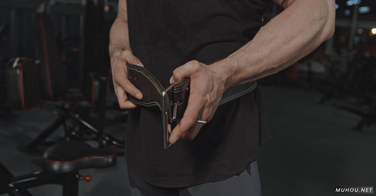 健身房男人腰带慢镜头4K视频下载插图