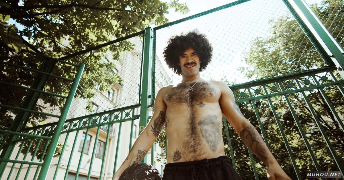 汗毛的纹身男人在篮球场运动高清CC0视频素材