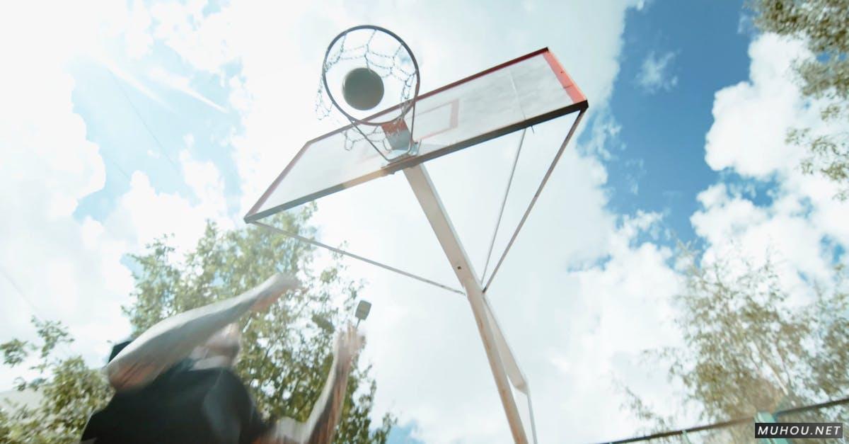 篮球场跟拍男人跳篮得分进球4k高清CC0视频素材