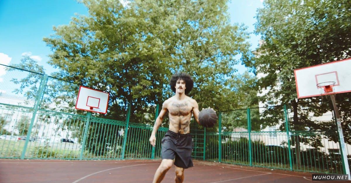 纹身男人半裸上身打篮球运动高清CC0视频素材
