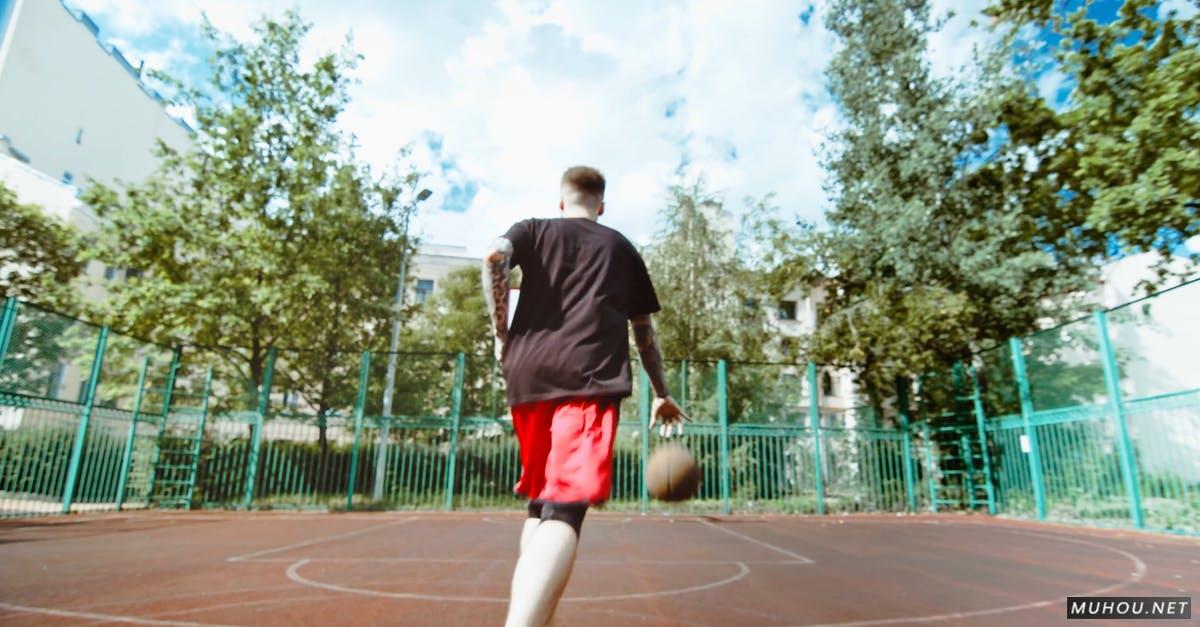 男人在室外篮球场打球背影4k 高清CC0视频素材