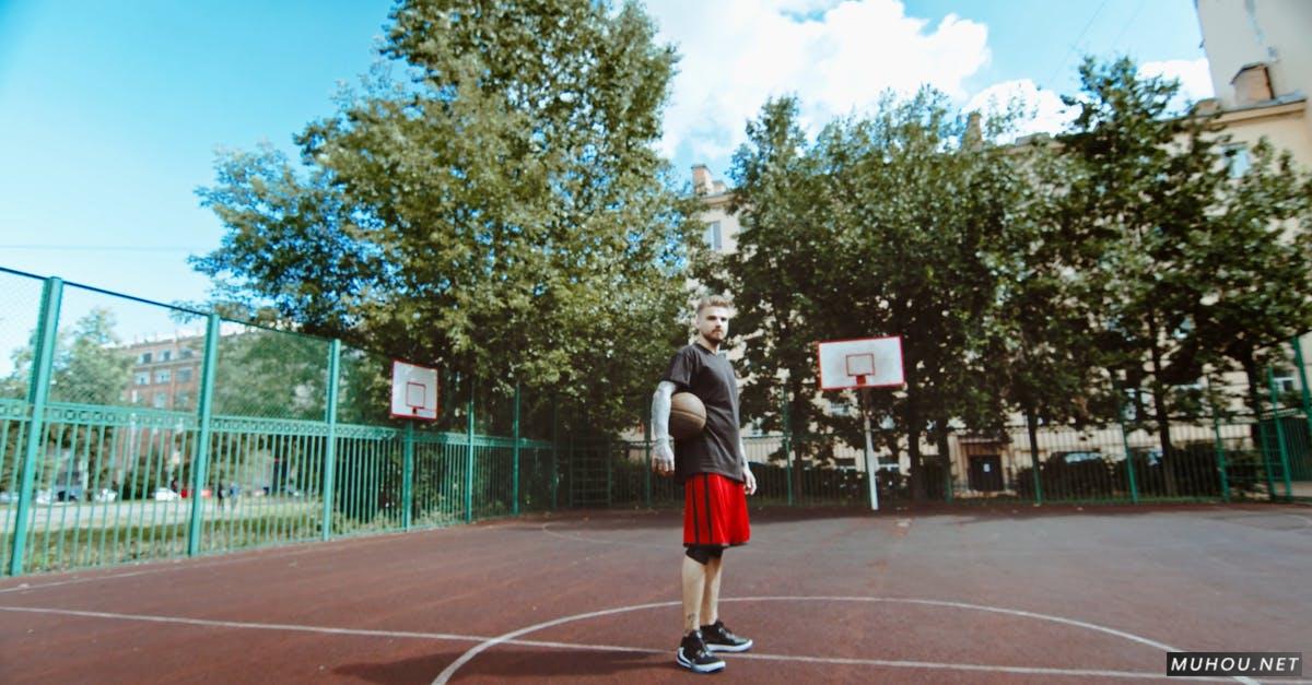 一个运动员男人在篮球场抱着球高清CC0视频素材