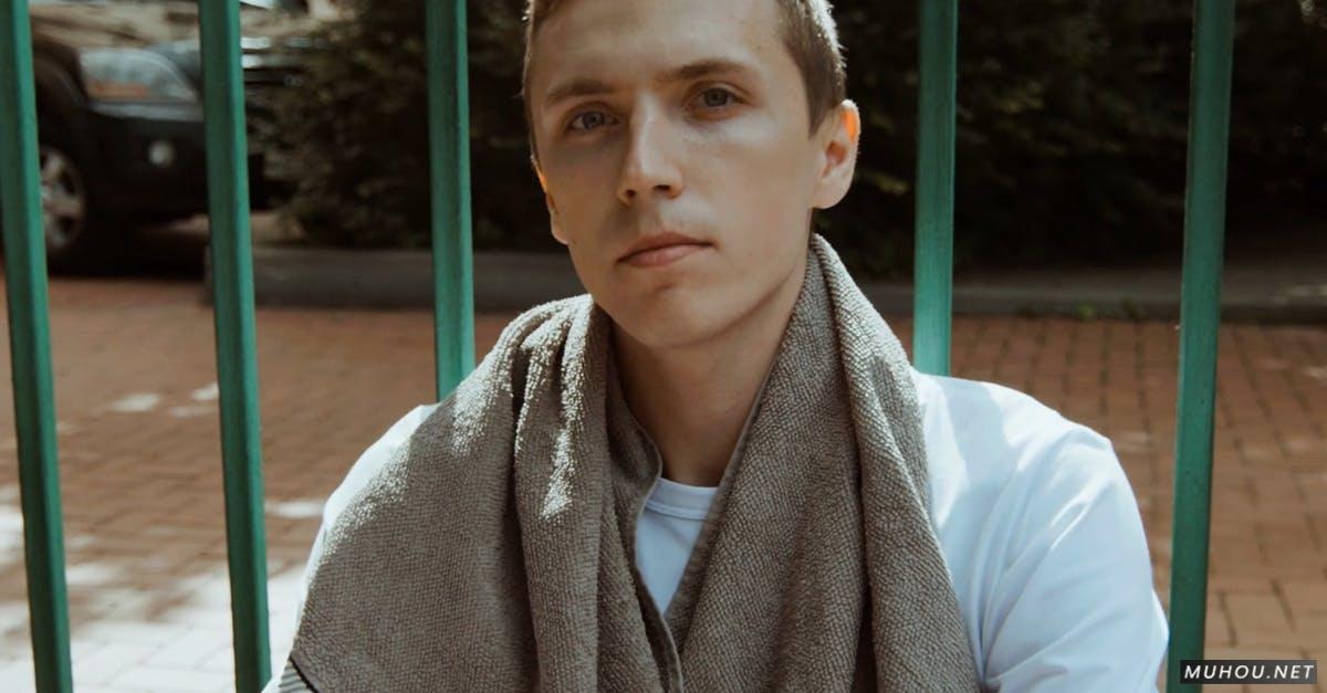 披着毛巾的英国男人在篮球场休息4k高清CC0视频素材插图