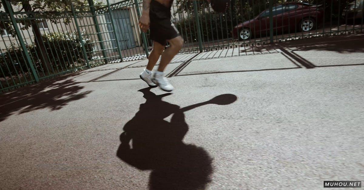 男人街头篮球和影子跳跃4k高清CC0视频素材插图