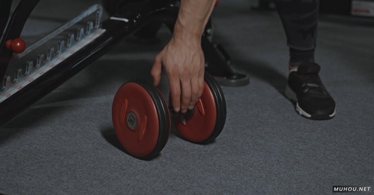 男人健身房拿举重健身高清CC0视频素材插图