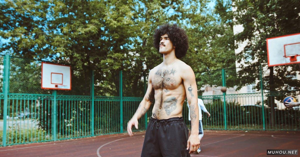 上身纹身的男人篮球场上4k高清CC0视频素材