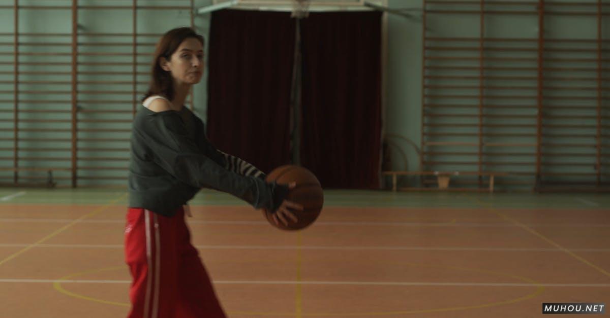 咖啡色头髮的女人拿着篮球4k高清CC0视频素材插图