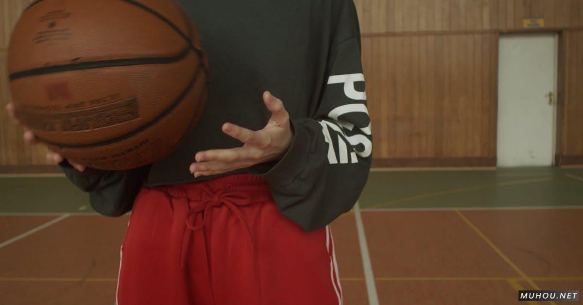 女孩拿着一个篮球4k高清CC0视频素材插图