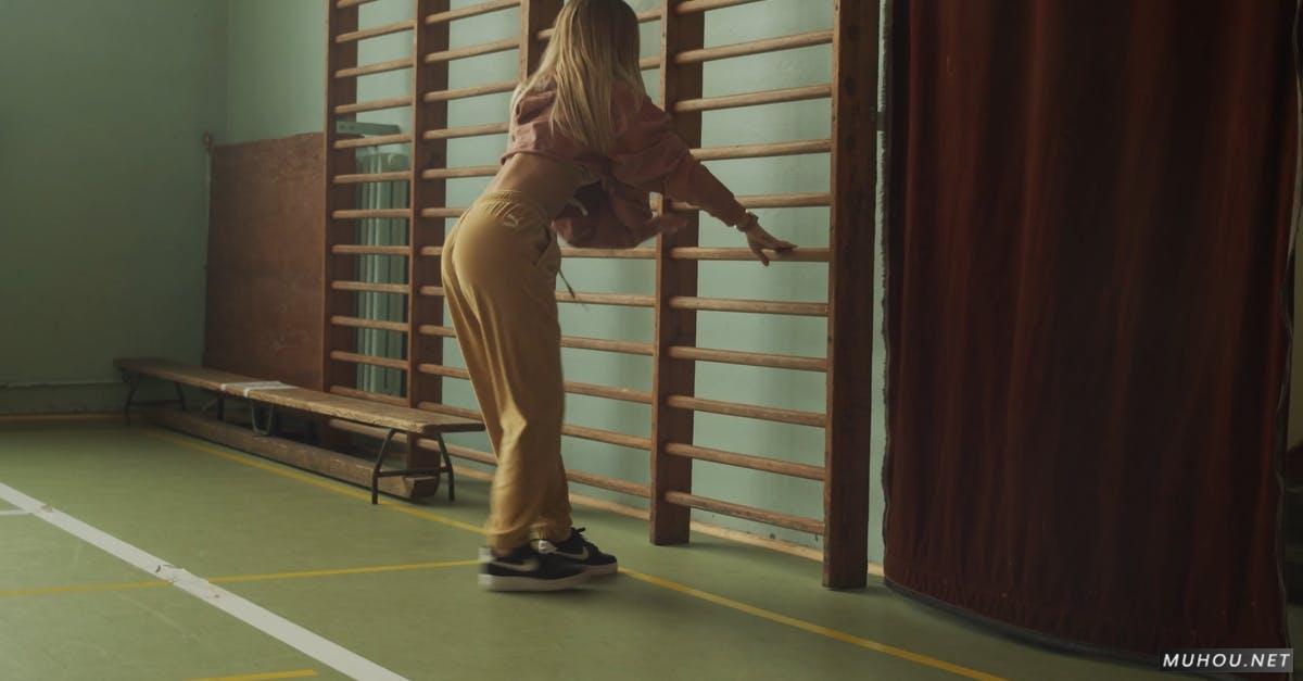 球场运动场女孩拉伸运动4k高清CC0视频素材插图