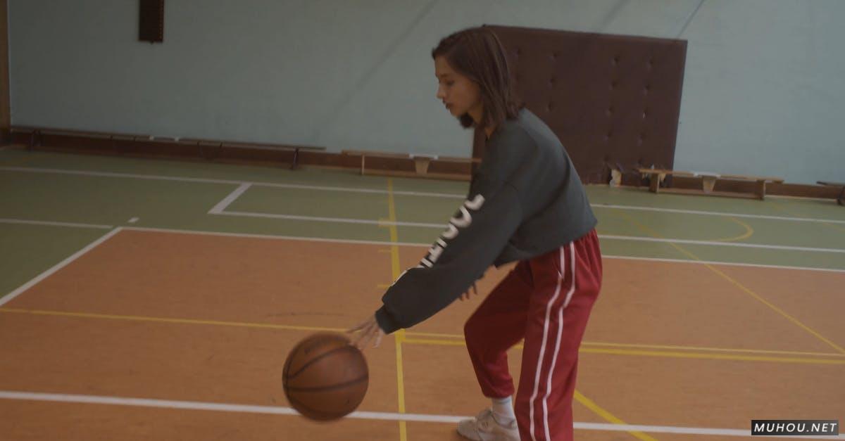 复古篮球画面女孩拍球4k高清CC0视频素材插图