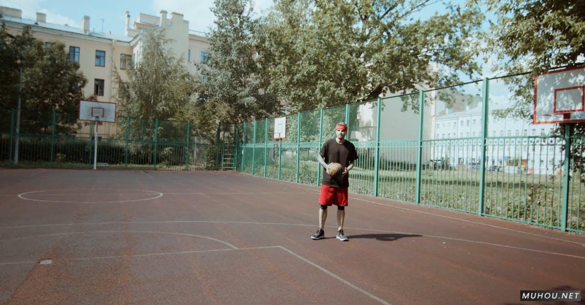 一个人在天气晴朗的篮球场打球4k视频素材插图