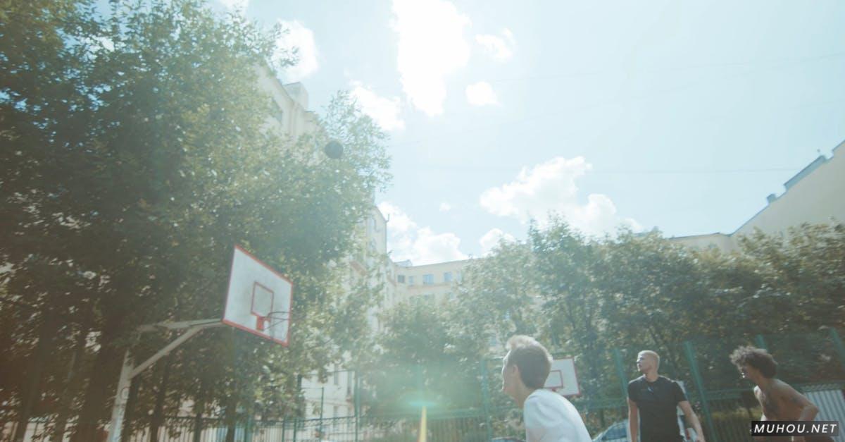 一群年轻人在打篮球素材4k视频下载插图