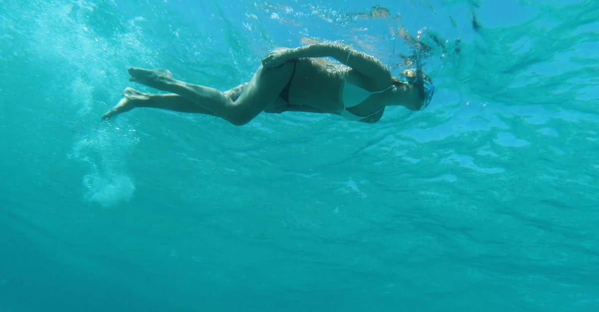 低角度拍摄水下拍摄女人游泳高清CC0视频素材