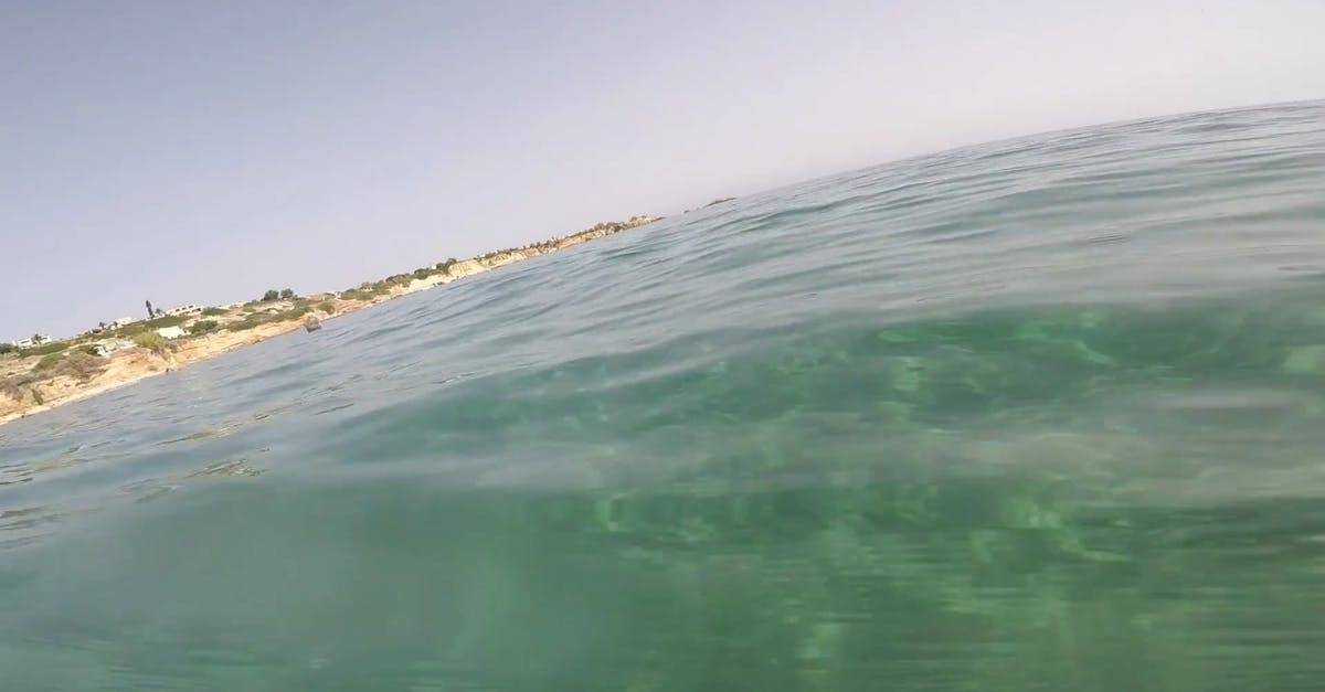 一个人在海水里游泳CC0视频素材插图