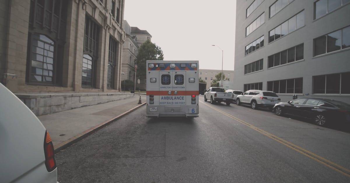 一辆停在街上的救护车4K CC0视频素材