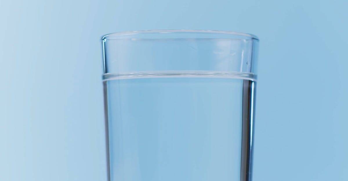 covid19蓝色背景水杯和药物4k竖屏高清CC0视频素材插图