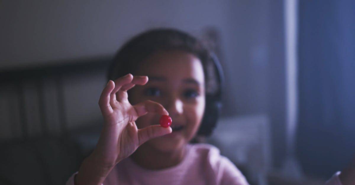 covid19外国女孩吃药医疗4k高清CC0视频素材插图