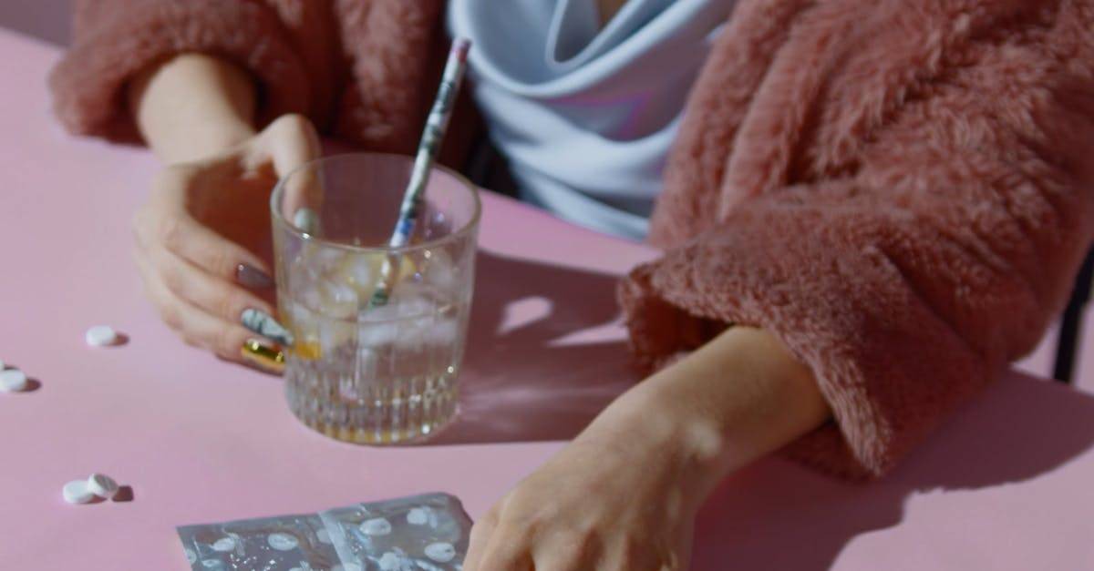 光鲜亮丽的女人吃药手机竖屏4k高清CC0视频素材插图 光鲜亮丽的女人吃药手机竖屏4k高清CC0视频素材插图