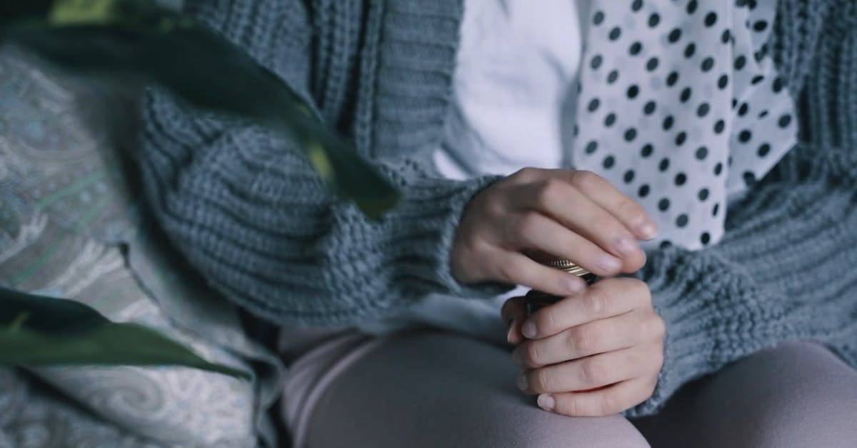 生病的人从药瓶中倒出药品高清CC0视频素材插图 生病的人从药瓶中倒出药品高清CC0视频素材插图