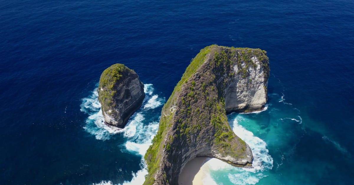 DJI大疆航拍海中的小岛屿高清CC0视频素材插图