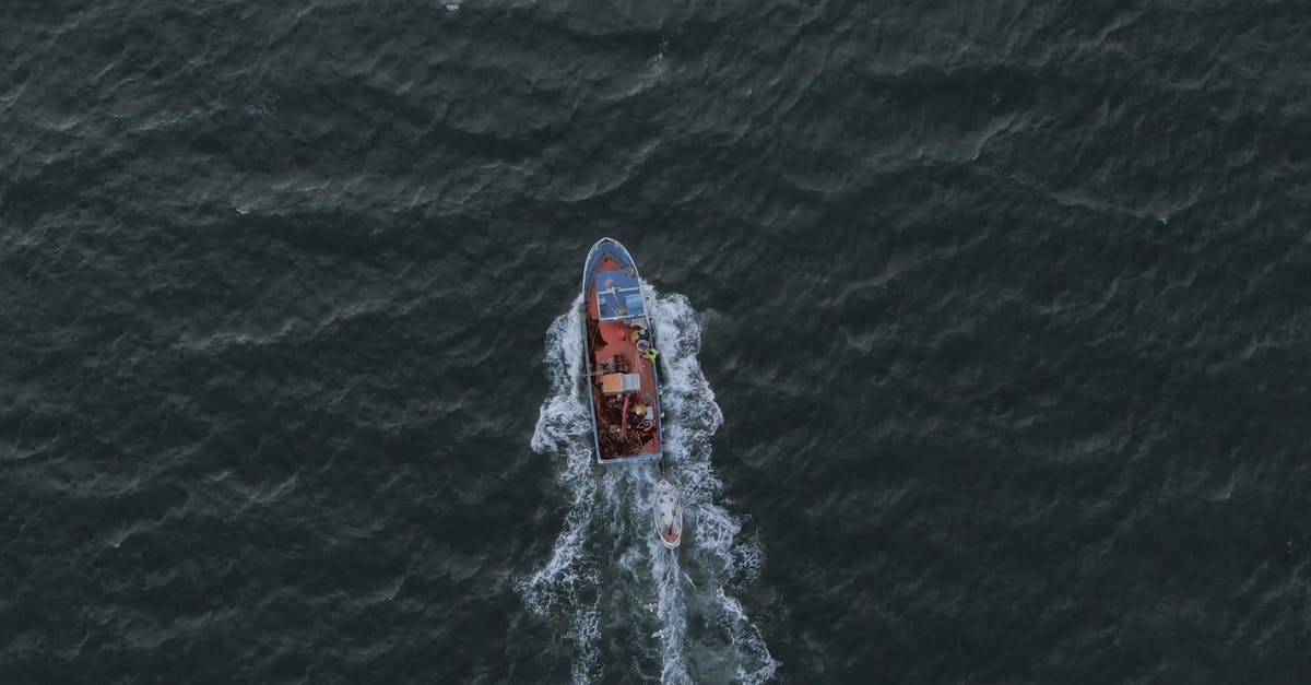 一艘帆船渔船在海面驶过4k航拍CC0视频素材