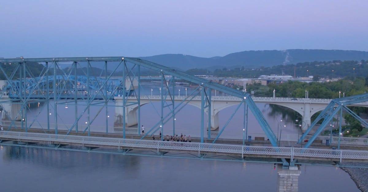 一条河上的两个平行桥4k航拍CC0视频素材插图