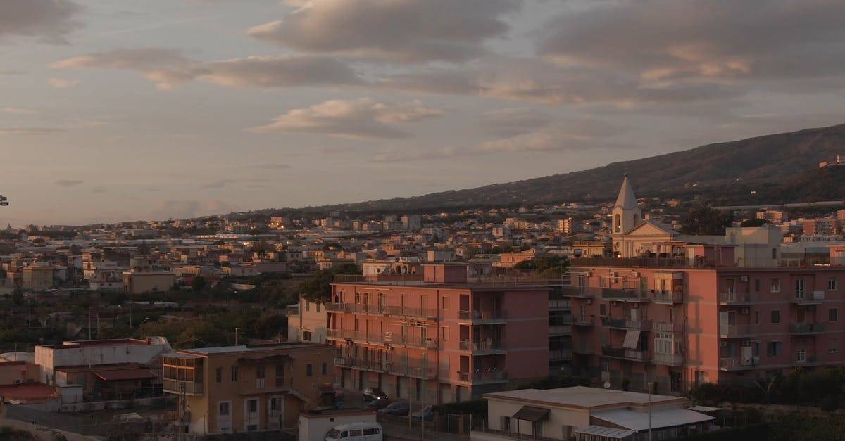 镇与山的背景视图航拍黄昏4k CC0视频素材插图