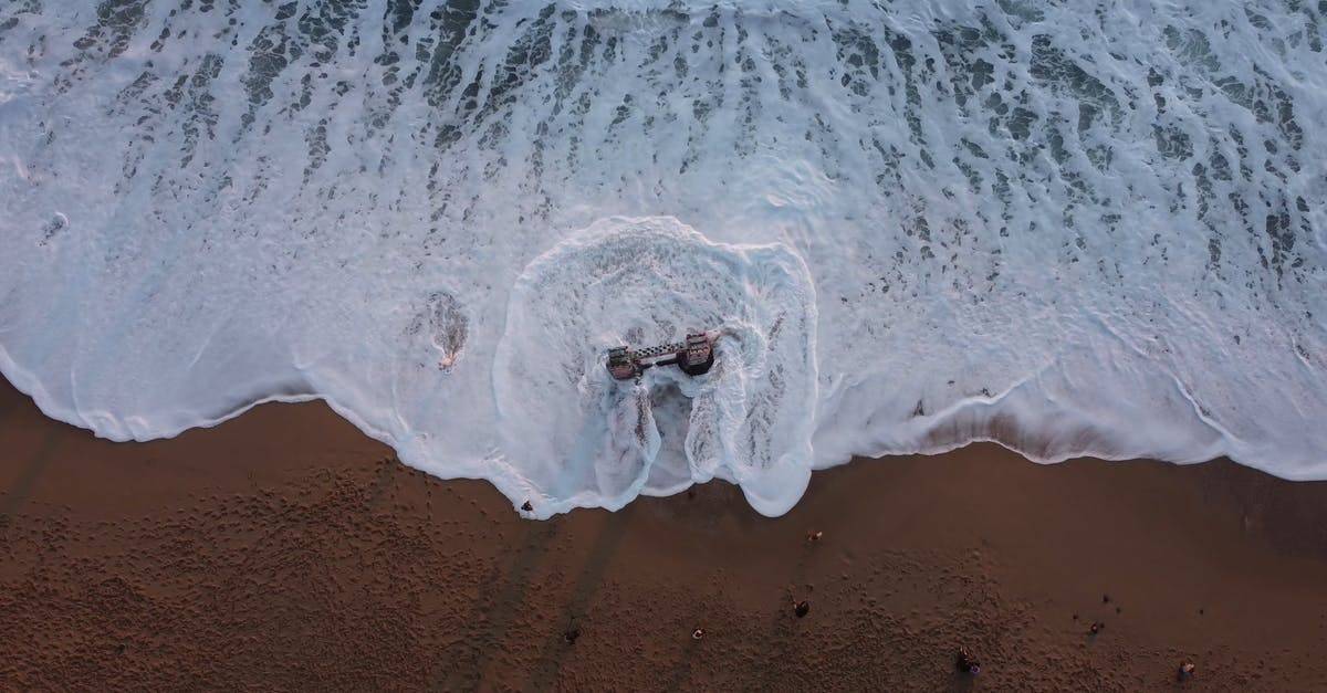 航拍加州海边白色泡沫海水沙滩4k高清CC0视频素材插图