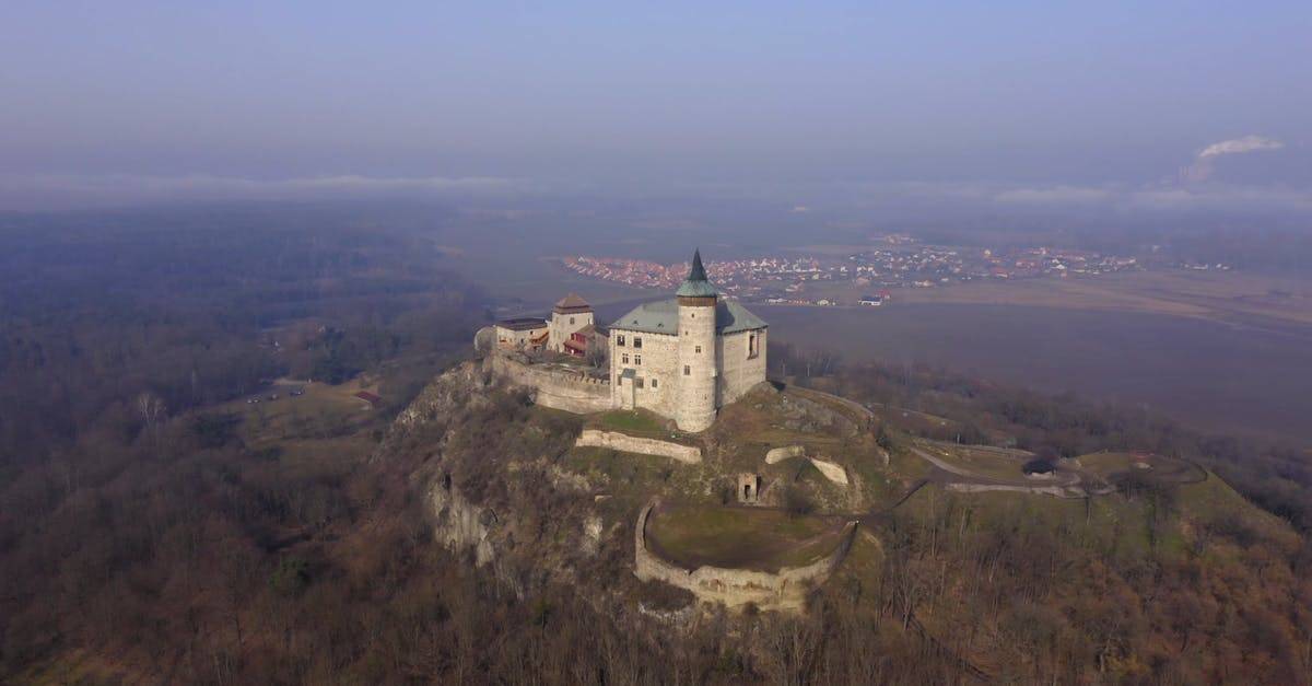 库尼提卡山顶城堡和村庄航拍4k高清CC0视频素材插图