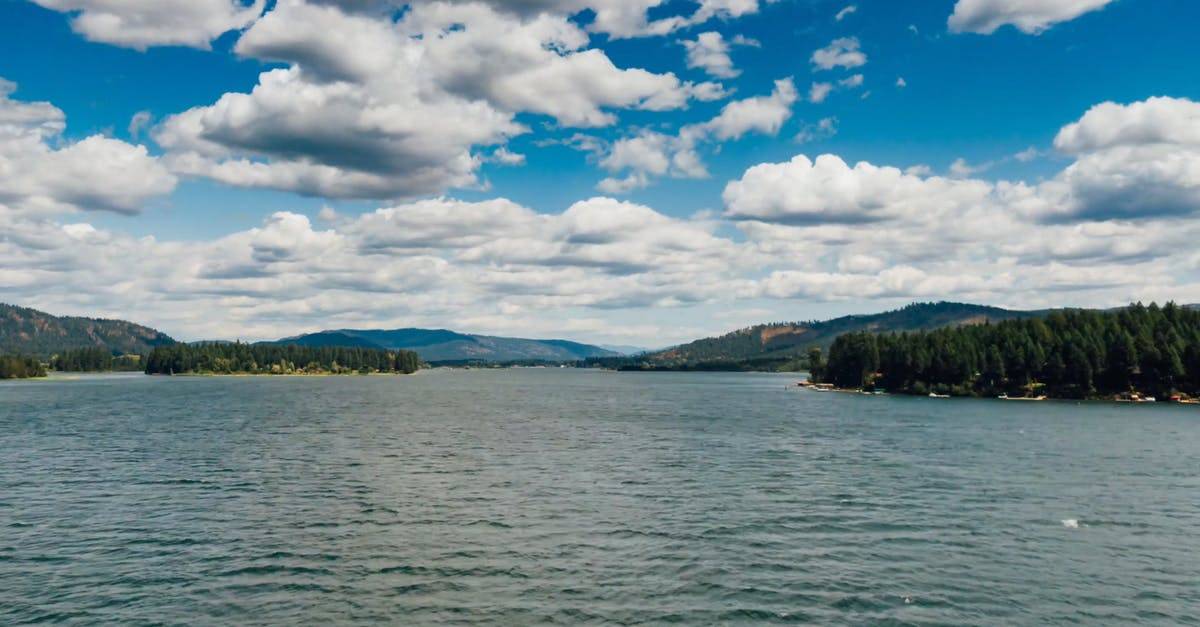 延时摄影的镜头，美丽的风景包围的湖上空的云 航拍4k CC0视频素材插图