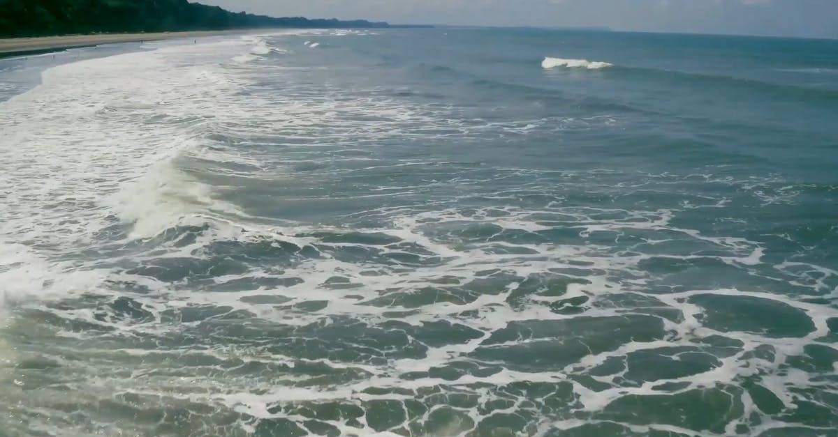 beachscape海面的海浪村庄航拍高清CC0视频素材插图