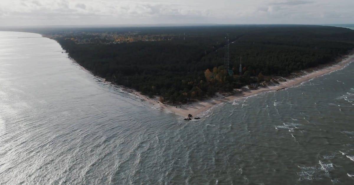 拉脱维亚波罗的海的天空岸边岛航拍高清CC0视频素材插图