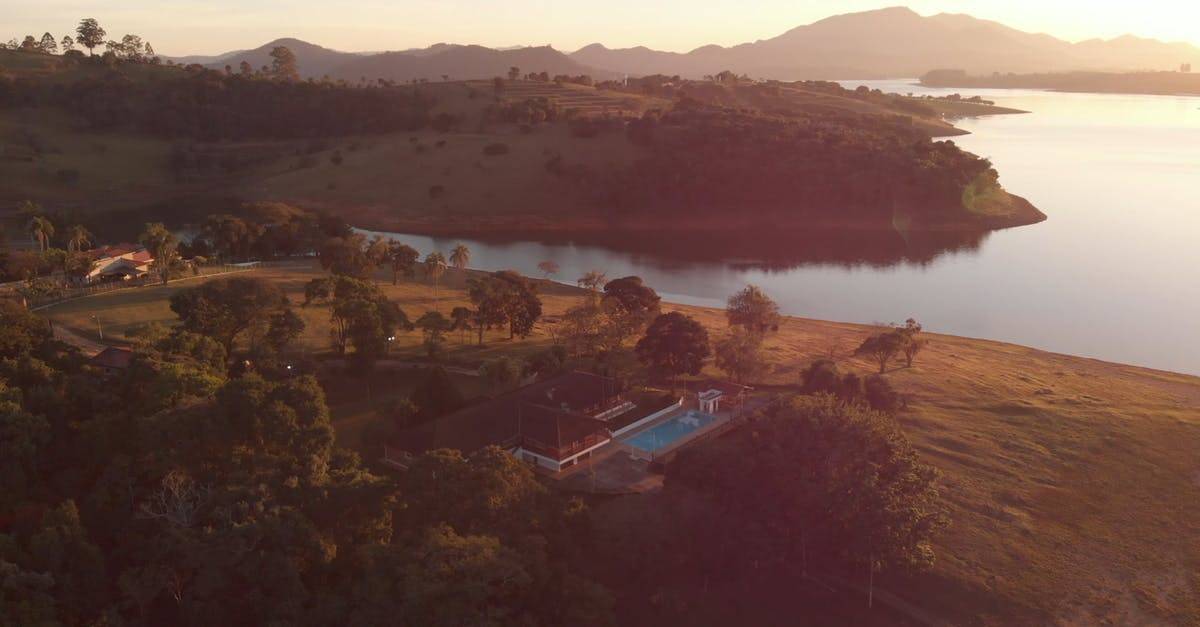 假期湖边冷静度假村航拍高清CC0视频素材插图