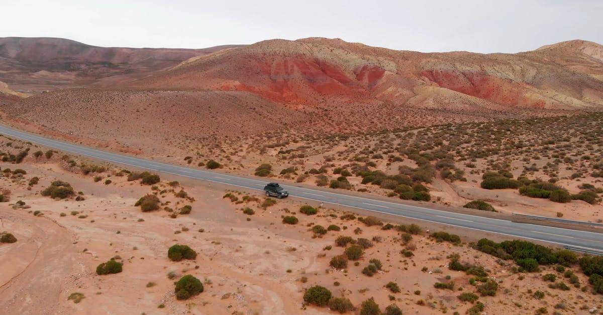 汽车行驰在沙漠丘陵道路航拍高清CC0视频素材插图