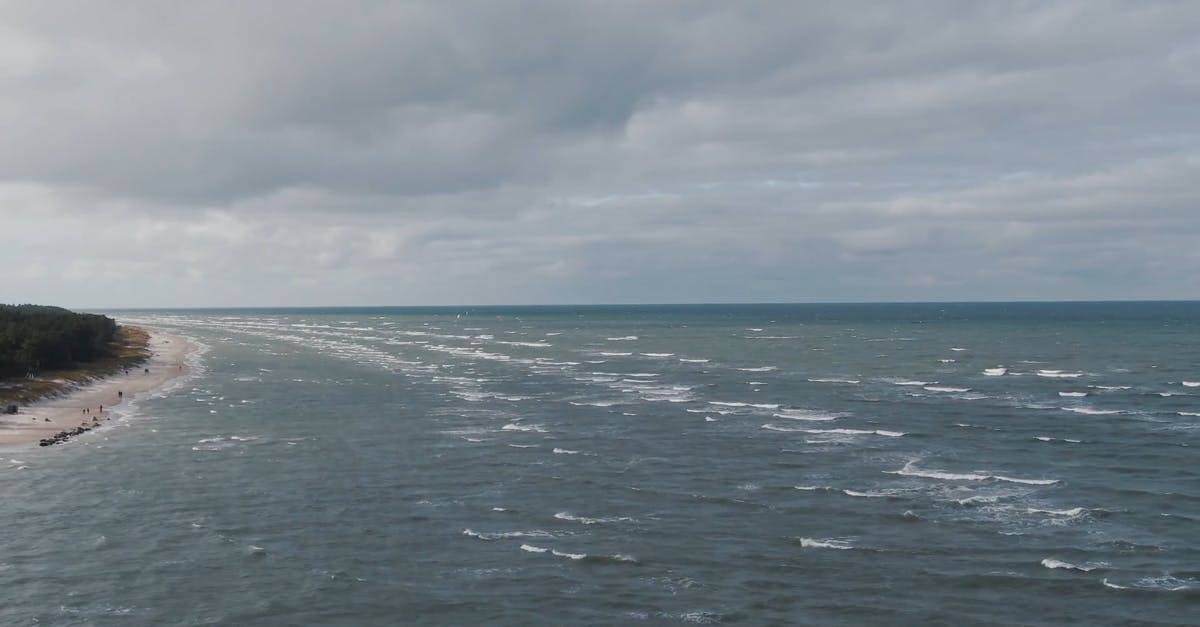 波罗的海潮人群及多云的天空航拍高清CC0视频素材插图