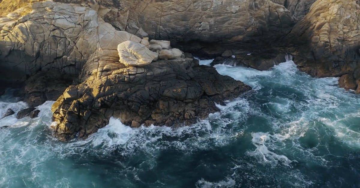 岩石海岸撞击波浪航拍高清CC0视频素材插图