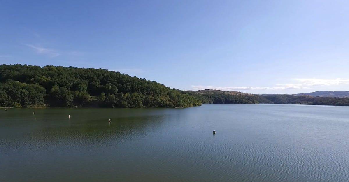 航拍平静的湖面和高山高清CC0视频素材插图