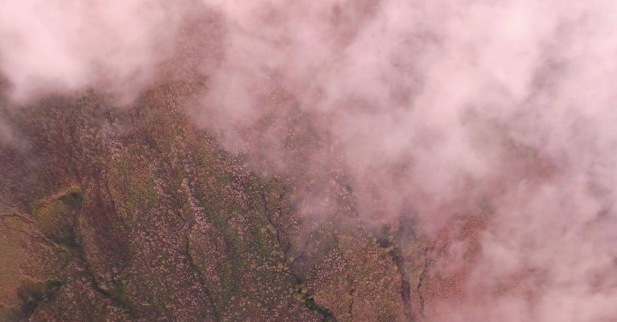 地质构造岩石有雾朦胧环境航拍4K高清CC0视频素材插图