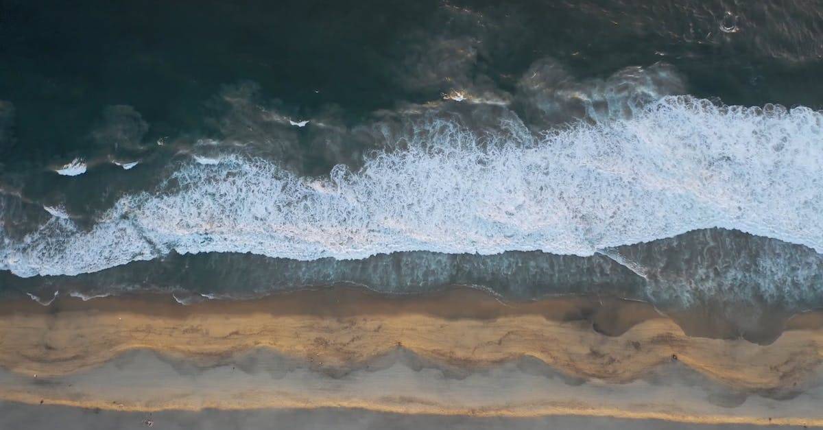 拍摄海岸边的海浪航拍大海高清CC0视频素材插图