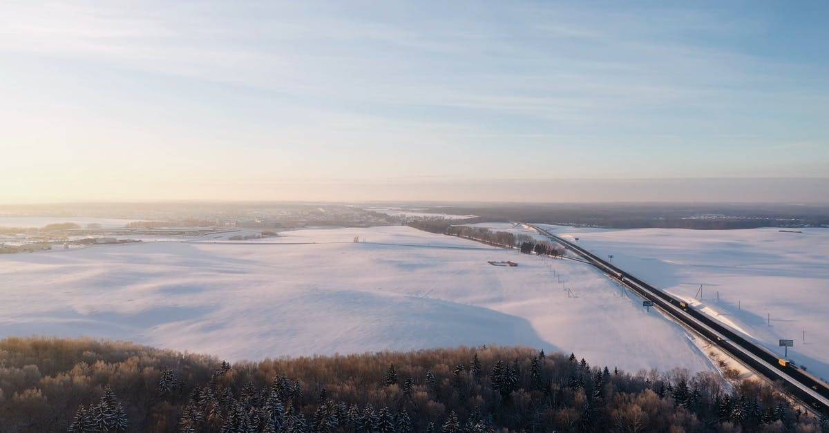 冬季冰冷冰雪覆盖的公路航拍4k高清CC0视频素材插图